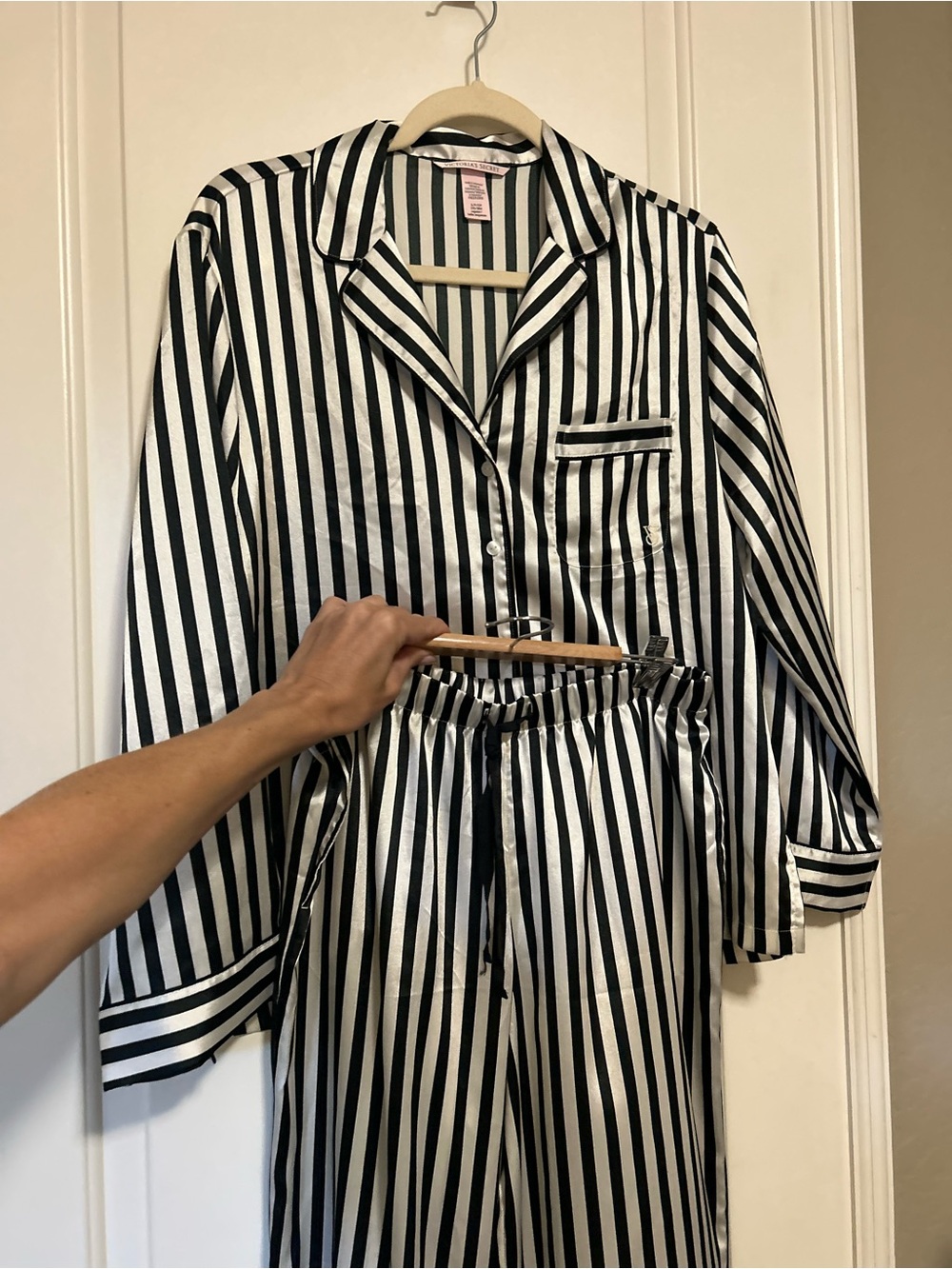 New!! 🥱💤🖤 Victoria's Secret Black & White Striped Satin Pajama Set 😴💤🖤 - Picture 3 of 15